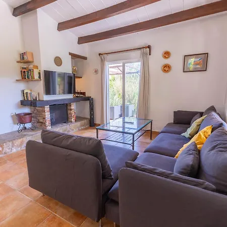 Charming With A/c And Wifi Сasa de vacaciones